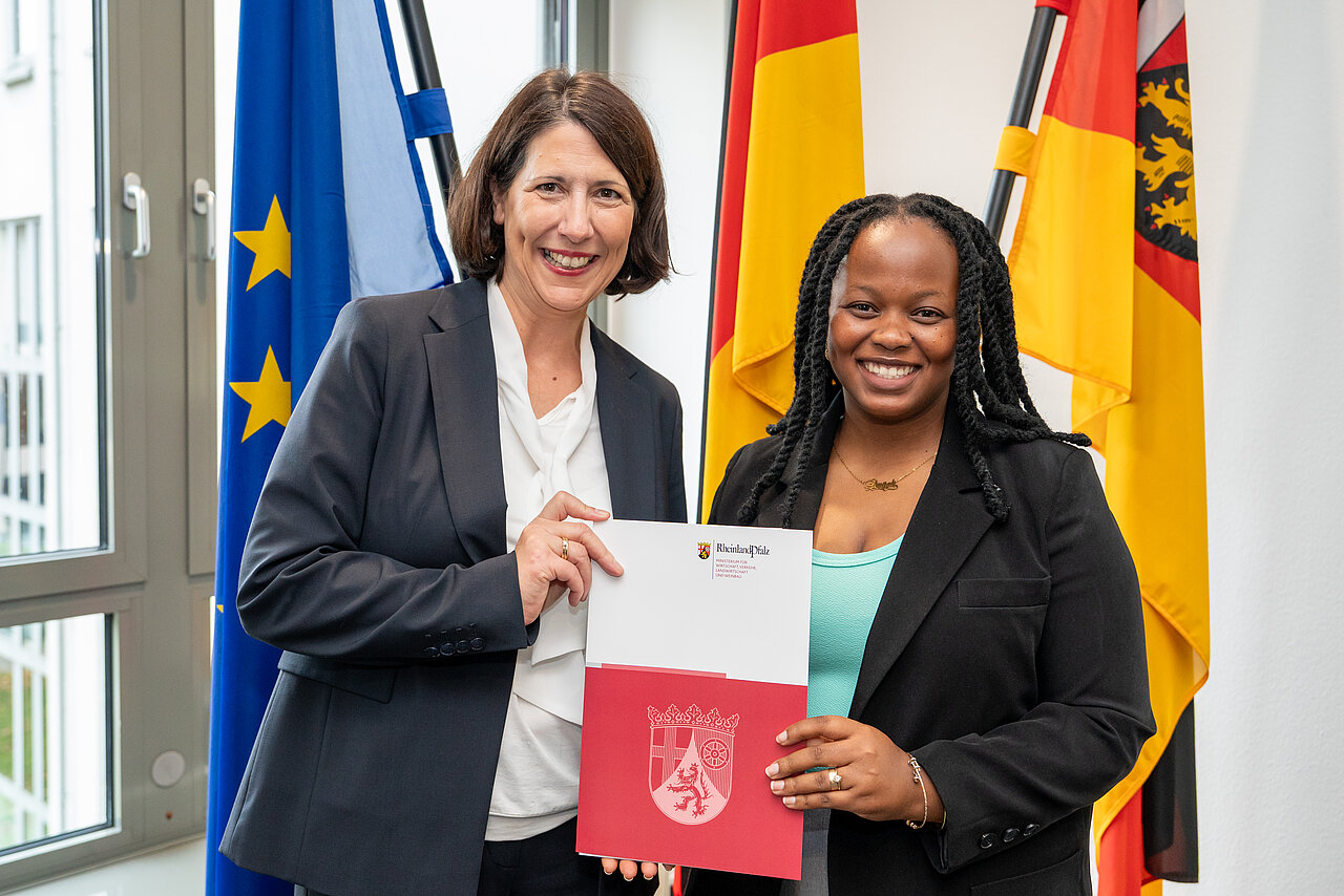 management-programm-2025-rheinland-pfalz-urkundenvergabe-wirtschaftsministerium-3.jpg Übergabe einer Urkunde an Teilnehmerin des Management-Programms 2025 durch die Wirtschaftsministerin Rheinland-Pfalz