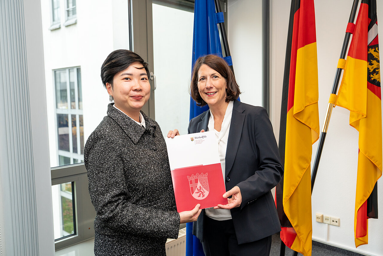 management-programm-2025-rheinland-pfalz-uebergabe-urkunde-wirtschaftsministerium-1.jpg Wirtschaftsministerin Rheinland-Pfalz überreicht Teilnehmerin des Management-Programms 2025 eine Urkunde im Ministerium