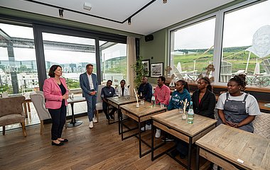 Wirtschaftsministerin Schmitt und Gereon Haumann, Präsident des DEHOGA Rheinland-Pfalz, im Gespräch mit den ruandischen Auszubildenden