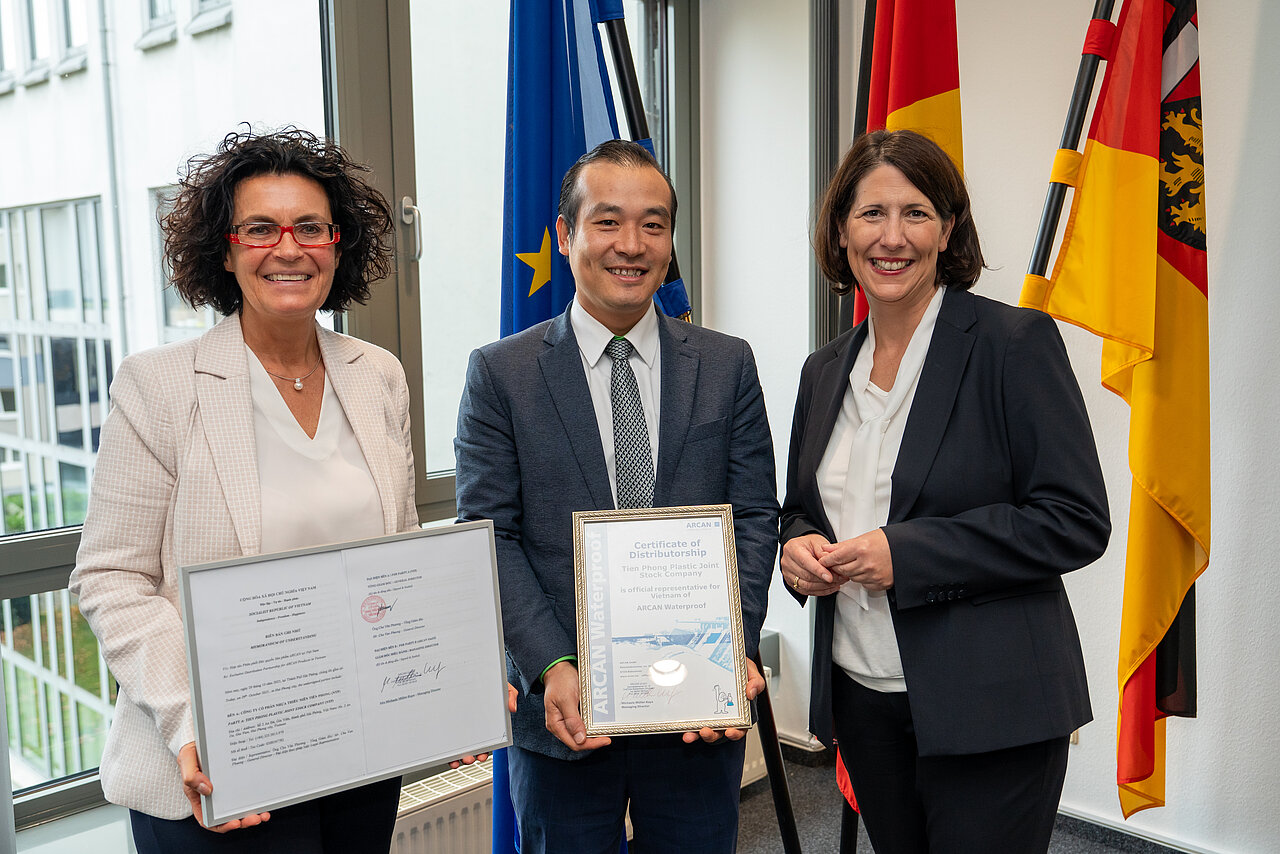 management-programm-2025-rheinland-pfalz-kooperationspartner-zertifikat-4.jpg Kooperationspartner präsentiert Zertifizierung gemeinsam mit der Wirtschaftsministerin Rheinland-Pfalz im Rahmen des Management-Programms 2025