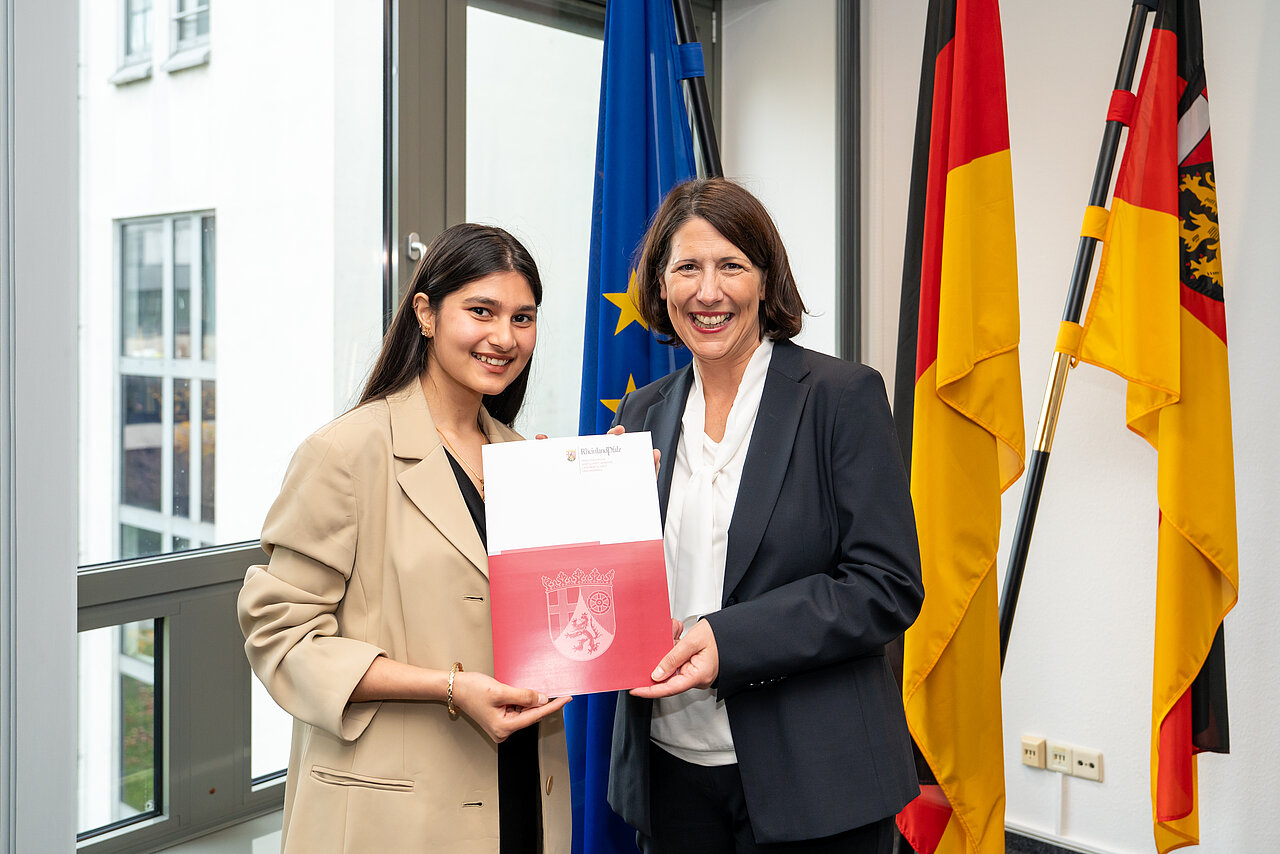 management-programm-2025-rheinland-pfalz-teilnehmerin-auszeichnung-wirtschaftsministerin-2.jpg Teilnehmerin des Management-Programms 2025 erhält Auszeichnungsurkunde von der Wirtschaftsministerin Rheinland-Pfalz