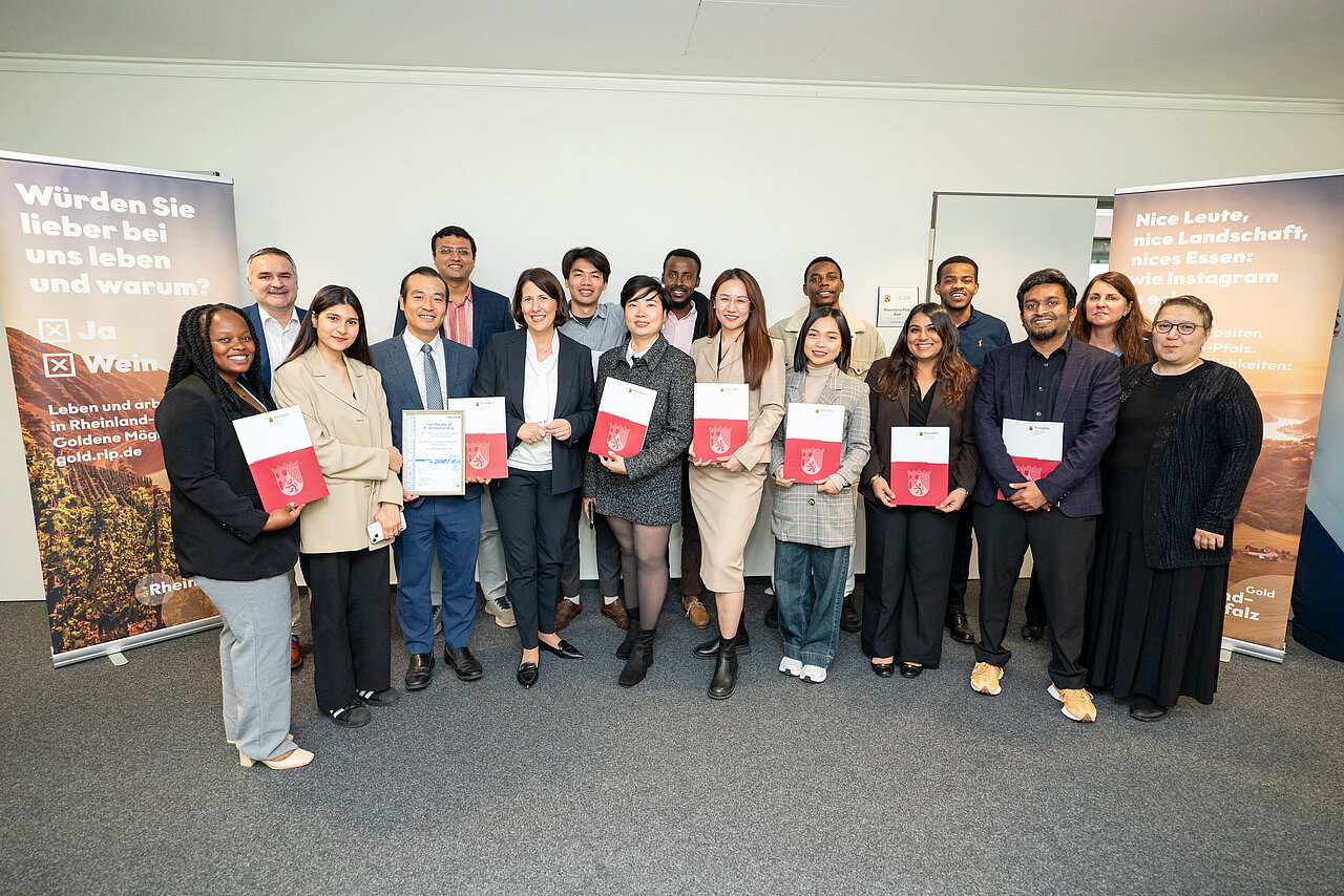 management-programm-2025-rheinland-pfalz-gruppenfoto-teilnehmende-auszeichnung-5.jpg Gruppenfoto der ausgezeichneten Teilnehmerinnen und Teilnehmer des rheinland-pfälzischen Management-Programms 2025 mit Wirtschaftsministerin.