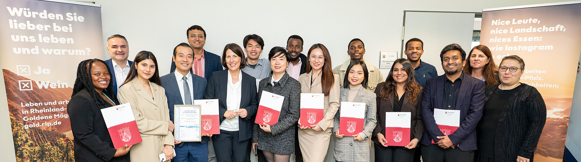 management-programm-2025-rheinland-pfalz-gruppenfoto-teilnehmende-auszeichnung-5.jpg Gruppenfoto der ausgezeichneten Teilnehmerinnen und Teilnehmer des rheinland-pfälzischen Management-Programms 2025 mit Wirtschaftsministerin.
