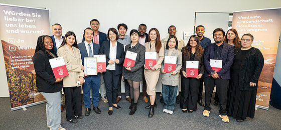 Gruppenfoto der ausgezeichneten Teilnehmerinnen und Teilnehmer des rheinland-pfälzischen Management-Programms 2025 mit Wirtschaftsministerin.