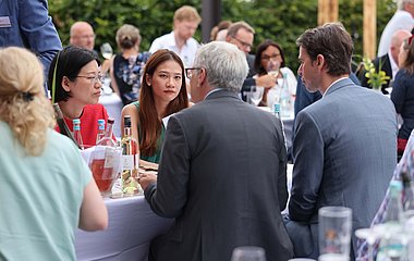 After Show Party über den Dächern der Landeshauptstadt – auf der Laubenheimer Höhe. Get together auf dem Sommerabend der Außenwirtschaft.