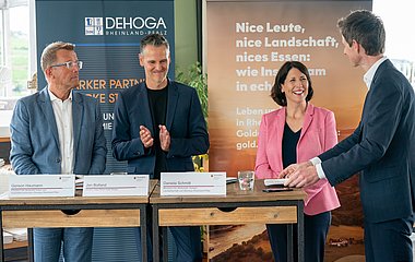 Gereon Haumann, Präsident des DEHOGA Rheinland-Pfalz, Jan Bolland, Inhaber des Hotels “Papa Rhein” und Wirtschaftsministerin Schmitt im Gespräch bei der Pressekonferenz