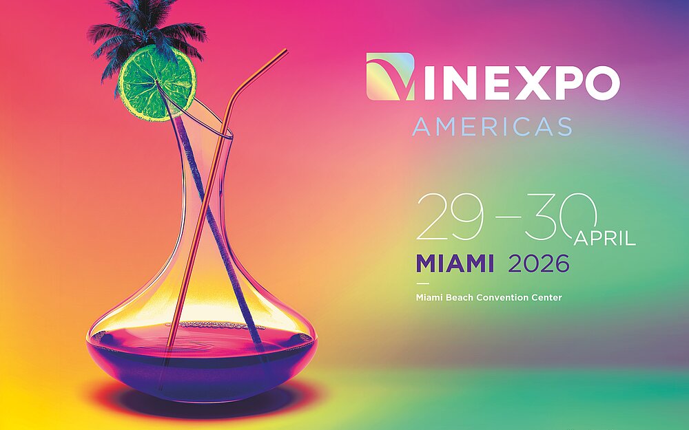 Werbegrafik für die Vinexpo Americas 2026. Links ist eine farbenfrohe Illustration einer bauchigen Glaskaraffe zu sehen, die wie ein Cocktail dargestellt ist – mit Strohhalm, einer Limettenscheibe und einer kleinen Palme. Rechts stehen die Veranstaltungsinformationen: „Vinexpo Americas, 29–30 April, Miami 2026, Miami Beach Convention Center“.