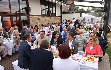 Beste Gespräche bei bestem Wetter: der Sommerabend der rheinland-pfälzischen Außenwirtschaft. Top-Treff für Unternehmen und Politik.