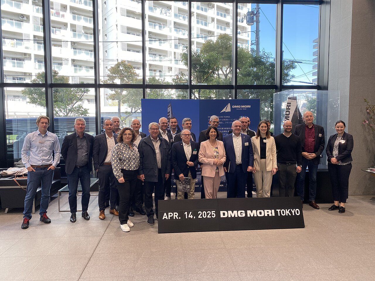 delegationsreise-rheinland-pfalz-japan-dmg-mori-tokyo-2025.jpg Gruppenfoto der Wirtschaftsdelegation Rheinland-Pfalz mit Wirtschaftsministerin Daniela Schmitt bei DMG MORI in Tokio am 14. April 2025; Teil der Reise zur Stärkung der deutsch-japanischen Wirtschafts- und Innovationspartnerschaft.